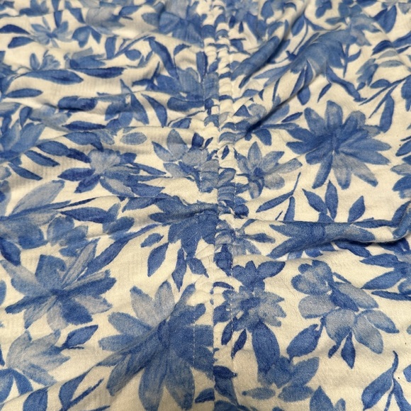 Very cute blouse/top. Ruched front very slimming. Brand is The Greater Good 2x - Picture 4 of 6